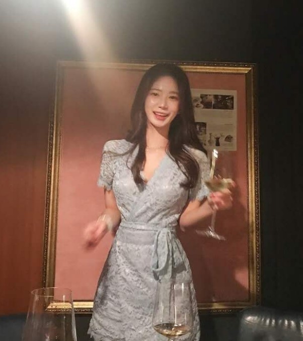 青岛骨感气质颜值高女被我架炮式后入